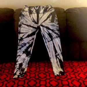 These are Mono B designer leggings. They are a woman’s L. New condition